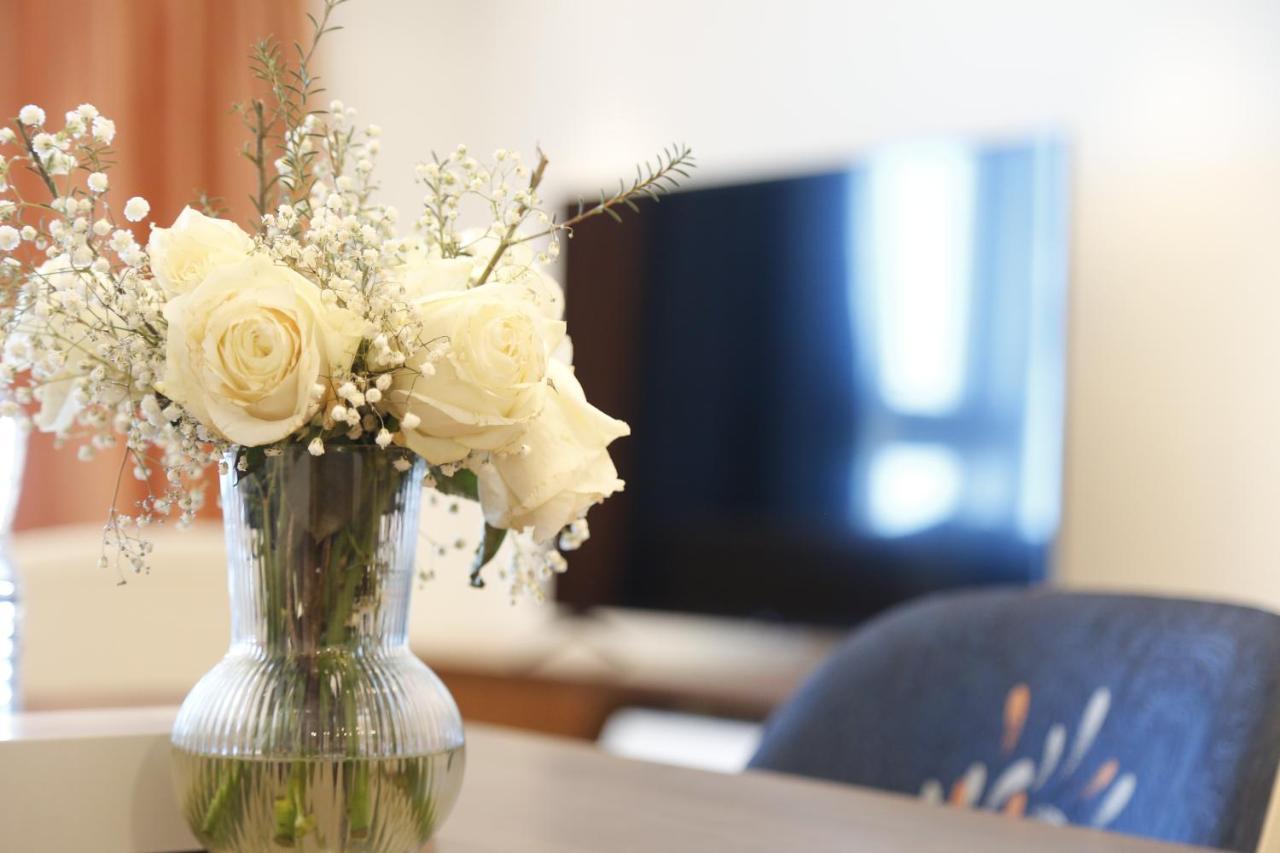 Waterfront Hotel Apartment Lusail Eksteriør billede A vase of flowers