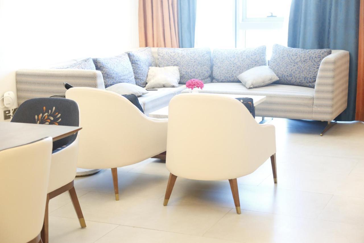 Waterfront Hotel Apartment Lusail Eksteriør billede A living room in a modern apartment