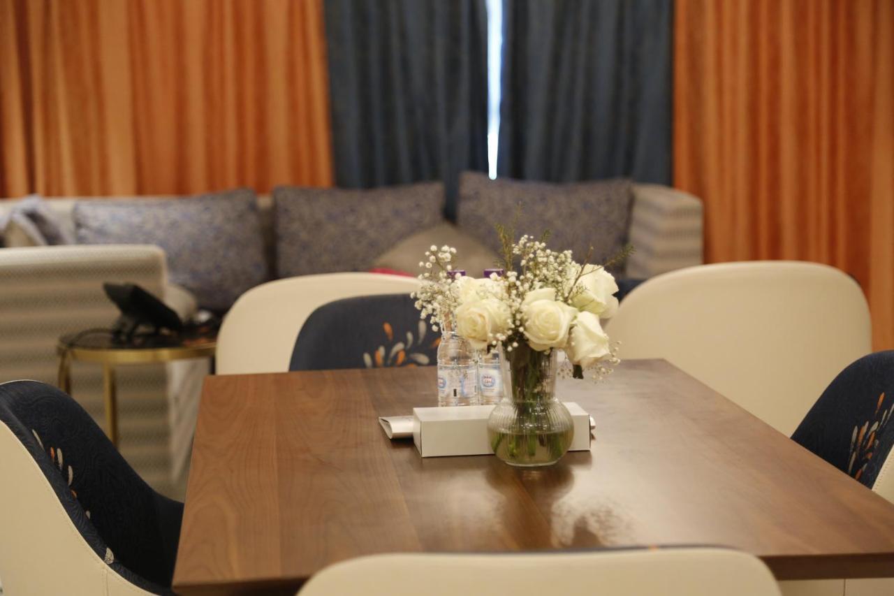 Waterfront Hotel Apartment Lusail Eksteriør billede A dining room in a house