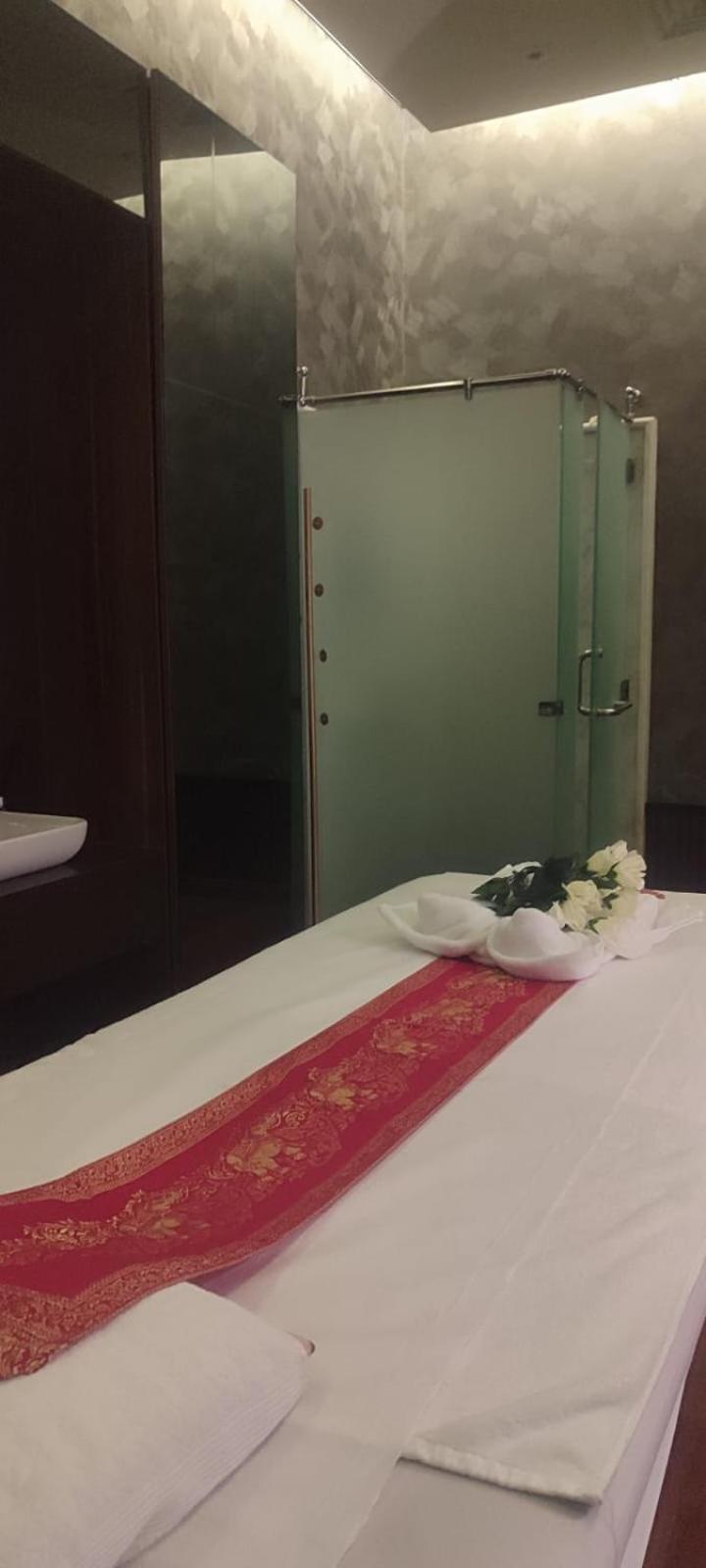 Waterfront Hotel Apartment Lusail Eksteriør billede A shower cubicle in a Thai spa