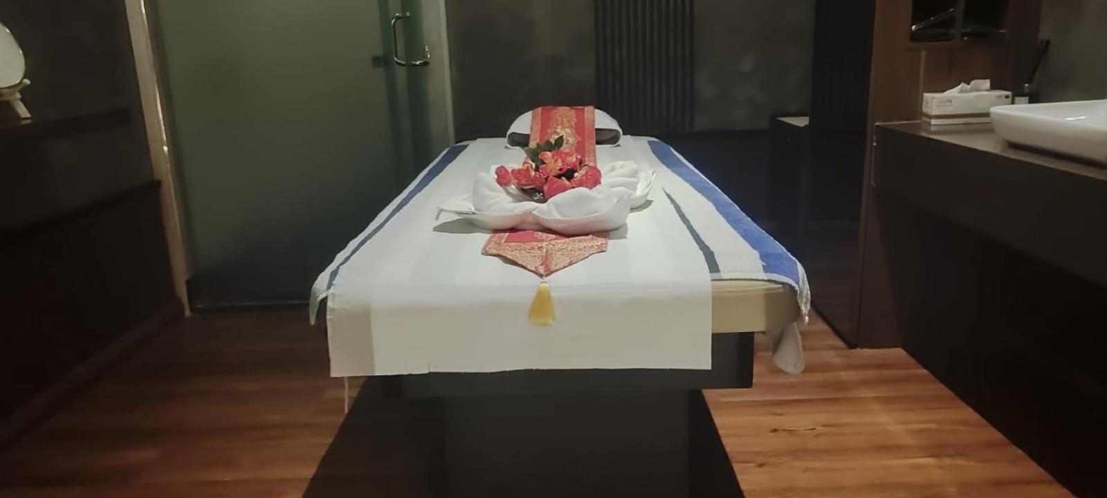Waterfront Hotel Apartment Lusail Eksteriør billede A massage bed